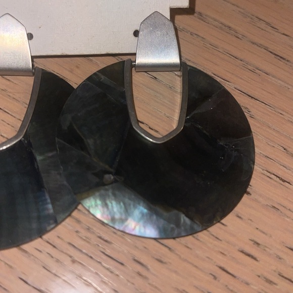 Kendra Scott brown mother of pearl disc earrings, comes w/pink fabric bag shown. - Picture 3 of 5